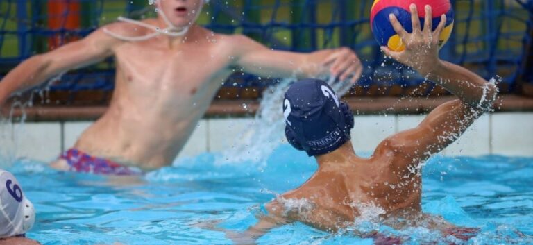 Sport d'équipe de piscine : 9 disciplines aquatiques en équipe